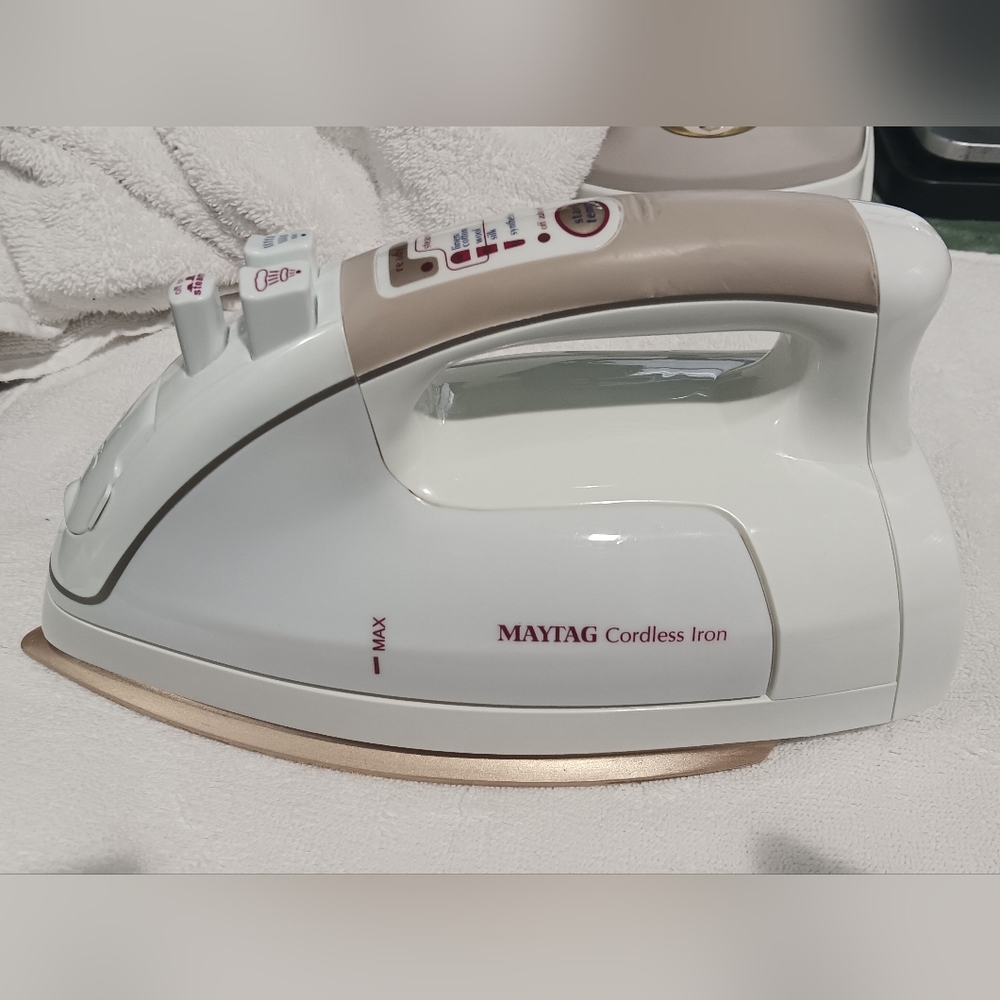 Maytag Cordless Steam Iron Cuff Press ML17500AAW 120 V 60HZ 1440W Tested Works - Picture 2 of 16